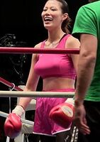 It seems to read as a beautiful woman boxer (Tomomi Takano who became a topic in the seal bra).